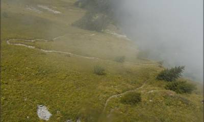 Vue sur le sentier qui monte au Pertuis d´Aveneyre